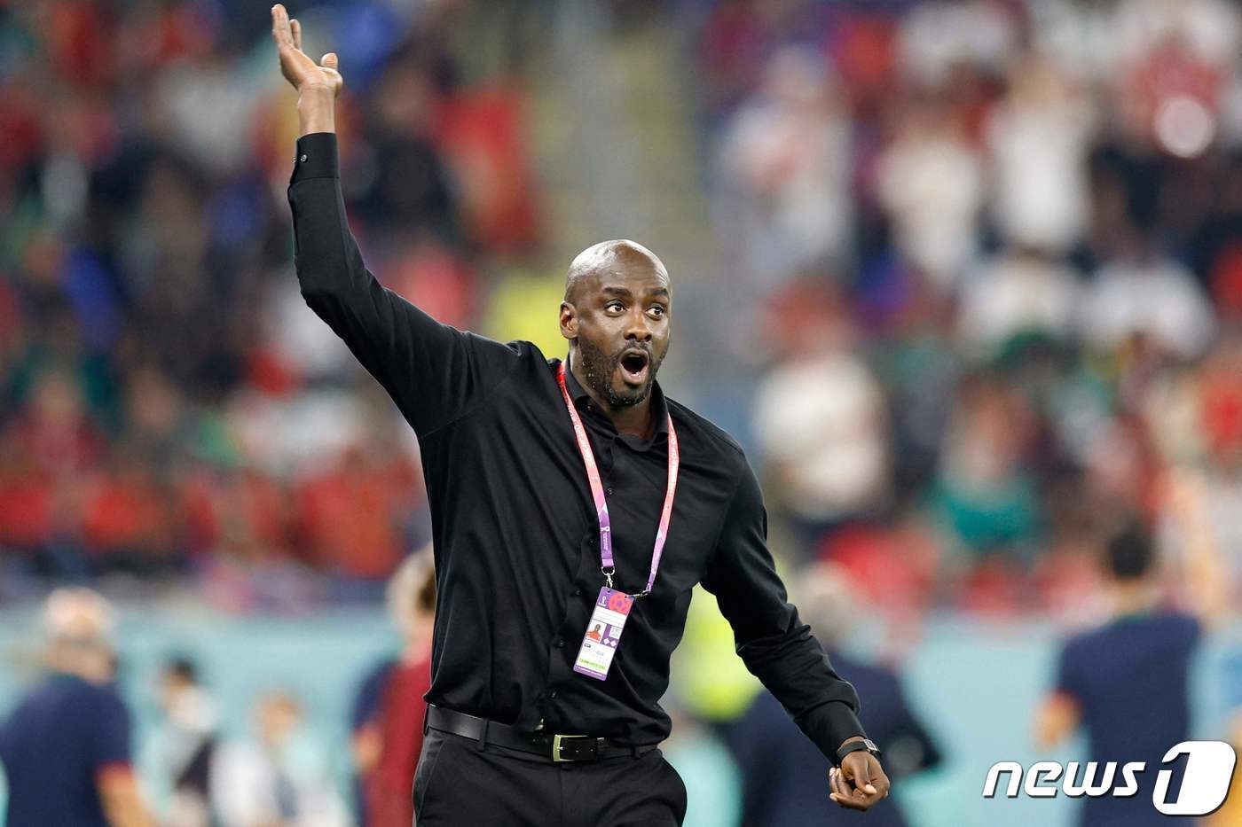 본문 이미지 - 24일(현지시간) 카타르 도하의 974 스타디움에서 열린 2022 국제축구연맹(FIFA) 카타르 월드컵 포르투갈 대 가나 H조 조별리그 1차전에서 가나 대표팀의 오토 아도 감독이 심판 판정에 항의하고 있다. ⓒ AFP=뉴스1 ⓒ News1 정윤영 기자