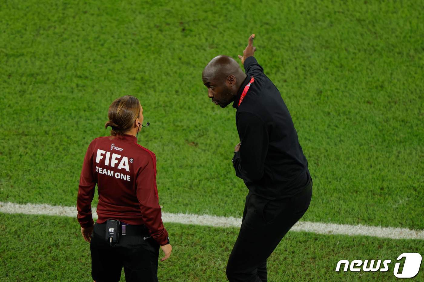 본문 이미지 - 24일(현지시간) 카타르 도하의 974 스타디움에서 열린 2022 국제축구연맹(FIFA) 카타르 월드컵 포르투갈 대 가나 H조 조별리그 1차전에서 가나 대표팀의 오토 아도 감독이 심판 판정에 항의하고 있다. ⓒ AFP=뉴스1 ⓒ News1 정윤영 기자