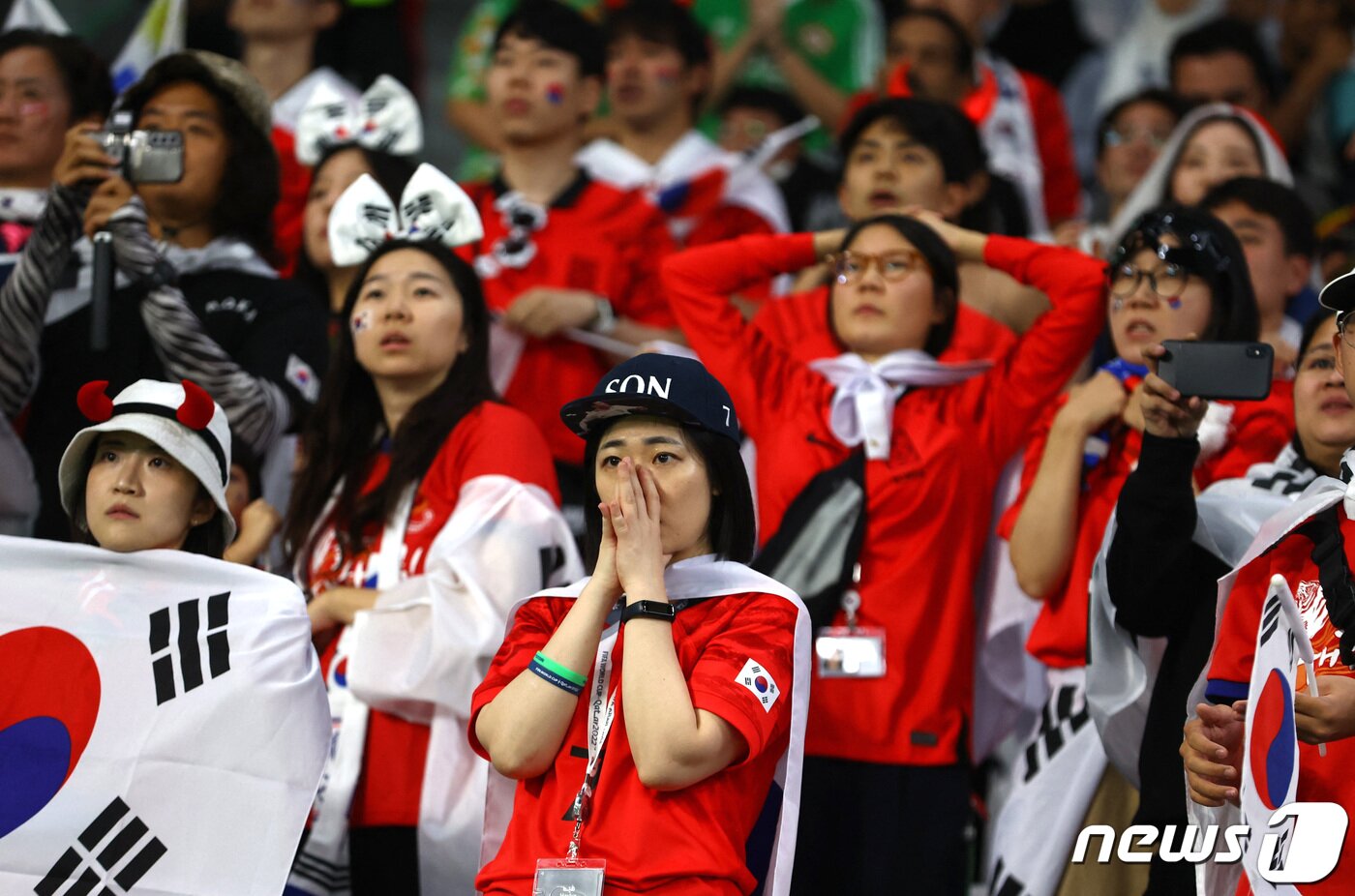 본문 이미지 - 24일(현지시간) 2022 국제축구연맹(FIFA) 카타르 월드컵 H조 조별리그 1차전 한국-우루과이 간 대결이 치러지고 있는 가운데 한국 팬들이 카타르 알라이얀 에듀케이션 시티 스타디움에서 초조한 표정으로 경기를 바라보고 있다. 22.11.24 ⓒ 로이터=뉴스1 ⓒ News1 김예슬 기자