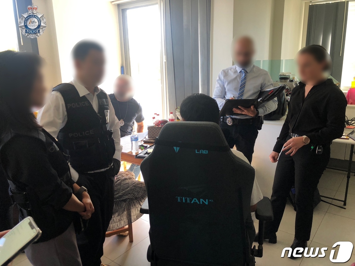 (서울=뉴스1) = 서울경찰청 관계자와 호주 경찰이 23일(현지시간) 호주 시드니 교외에 있는 미성년자 등 여성 성착취물을 제작·유포한 텔레그램 '제2n번방'의 주범 엘의 주거지에 …