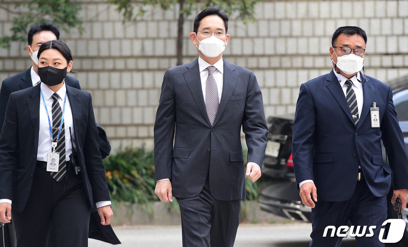 본문 이미지 - 이재용 삼성전자 회장이 25일 오전 서울 서초구 서울중앙지방법원에서 열린 회계 부정·부당 합병 혐의 관련 공판에 출석하고 있다.(공동취재) 2022.11.25/뉴스1 ⓒ News1 민경석 기자