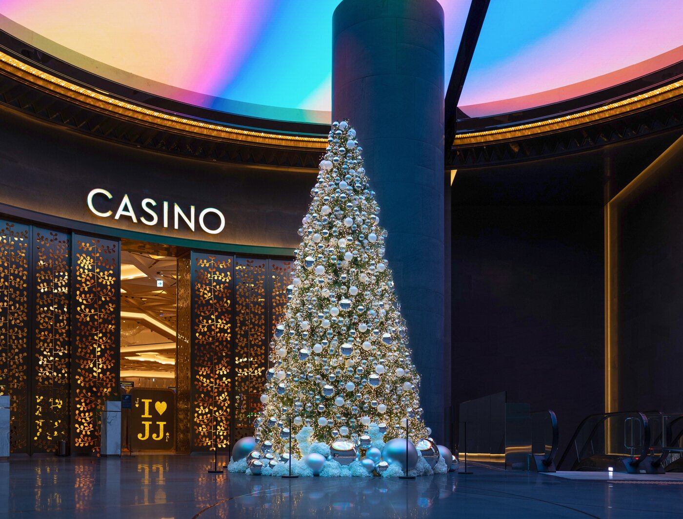 본문 이미지 - 제주 드림타워 복합리조트 2층 드림타워 카지노 로비 앞 5m 크리스마스 트리(롯데관광개발 제공)