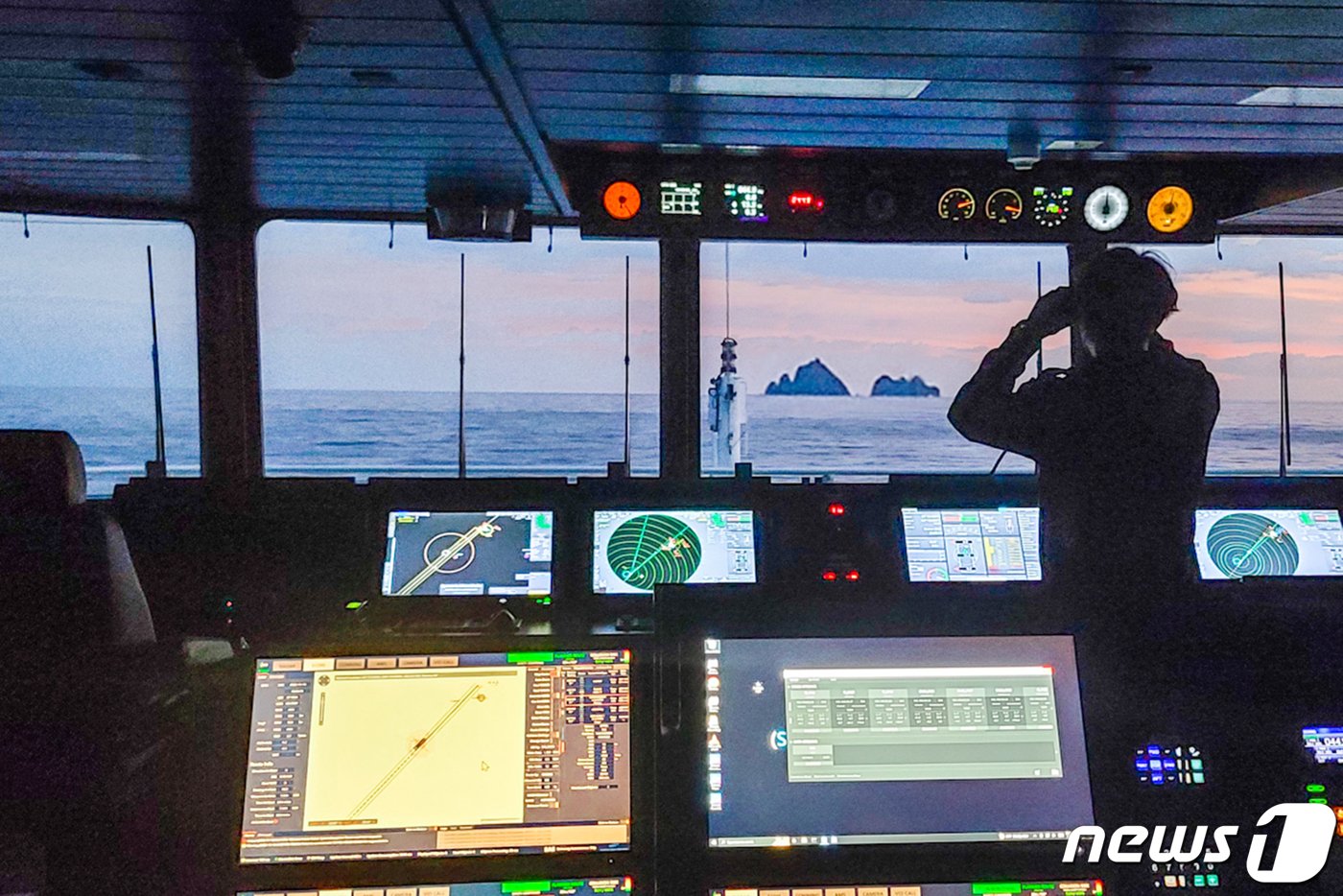 본문 이미지 -  독도를 향해 자율운항 중인 세계로호 조타실 내부 모습. (삼성중공업 제공)