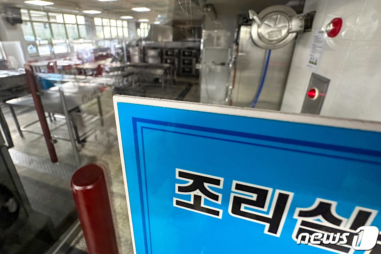 본문 이미지 - 전국학교비정규직노조가 총파업에 들어간 25일 오전 부산의 한 초등학교 조리실이 불꺼져 있다. 2022.11.25/뉴스1 ⓒ News1 김영훈 기자