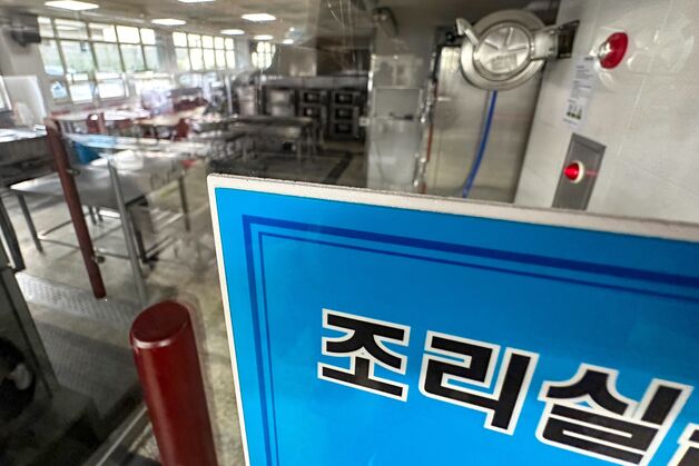 "고기 볶다가 어떻게 쉬나요"…'40도 급식실' 폭염 대책 무용지물