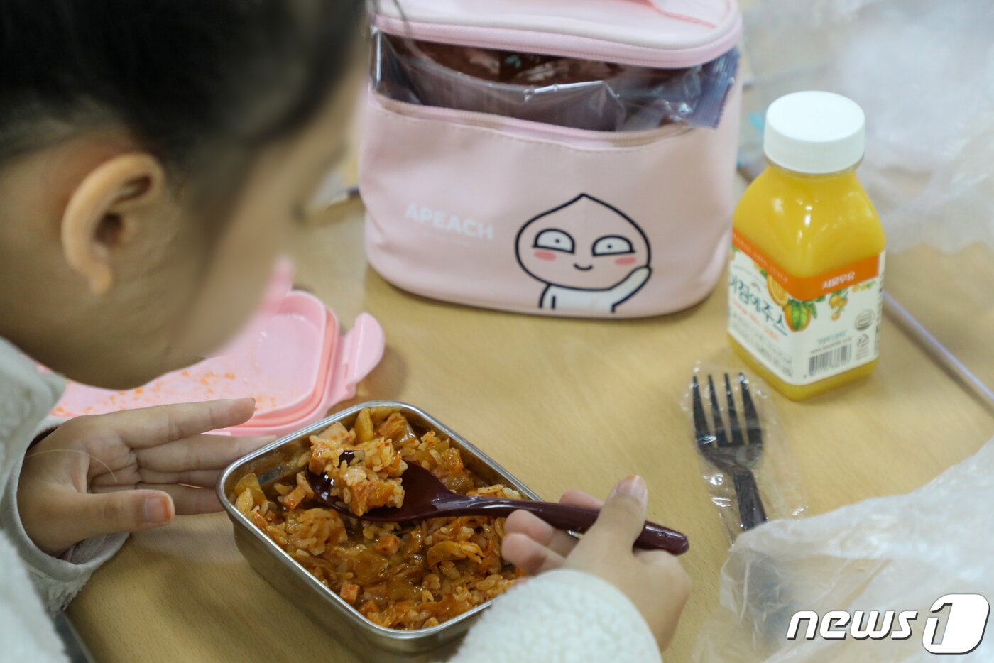 본문 이미지 - 전국학교비정규직노조가 총파업에 들어간 25일 오전 부산의 한 초등학교에서 한 학생이 가정에서 준비한 도시락을 먹고 있다. 2022.11.25/뉴스1 ⓒ News1 김영훈 기자