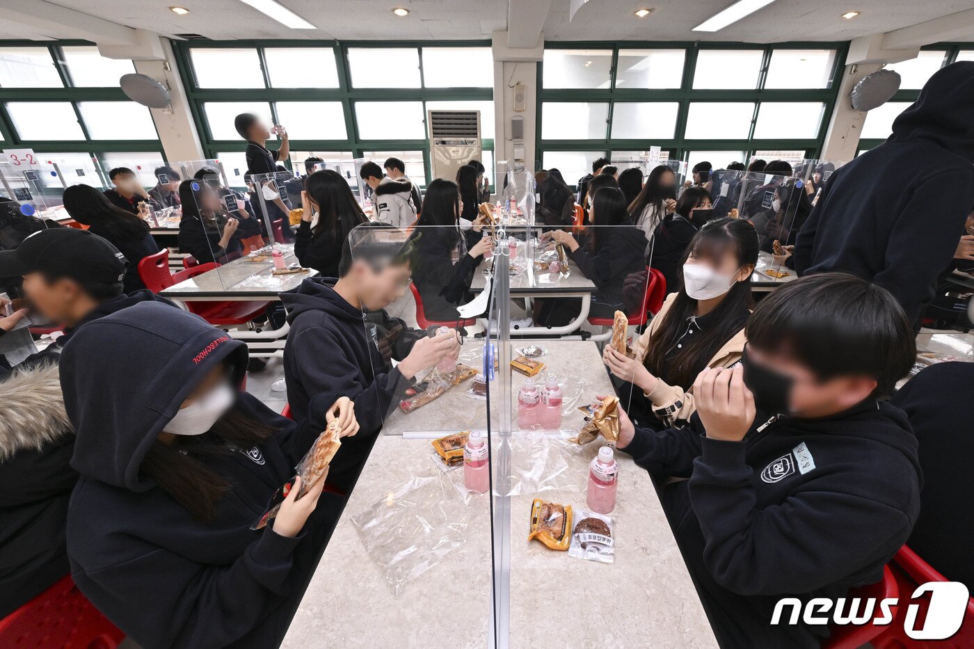 본문 이미지 - 전국학교비정규직연대회의가 임금 차별 해소와 노동 환경 개선을 요구하며 총파업에 돌입한 25일 서울 동작구의 한 중학교에서 대체급식이 실시되고 있다. 2022.11.25/뉴스1 ⓒ News1 사진공동취재단