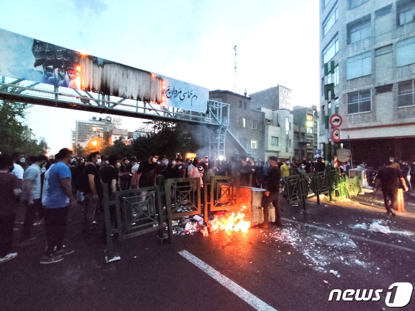 본문 이미지 - 히잡 미착용으로 이란 도덕경찰에 체포된 뒤 의문사 한 마흐사 아미니(22) 죽음으로 촉발된 이란 반정부시위가 전국적으로 진행되고 있다. ⓒ 로이터=뉴스1 ⓒ News1 이서영 기자