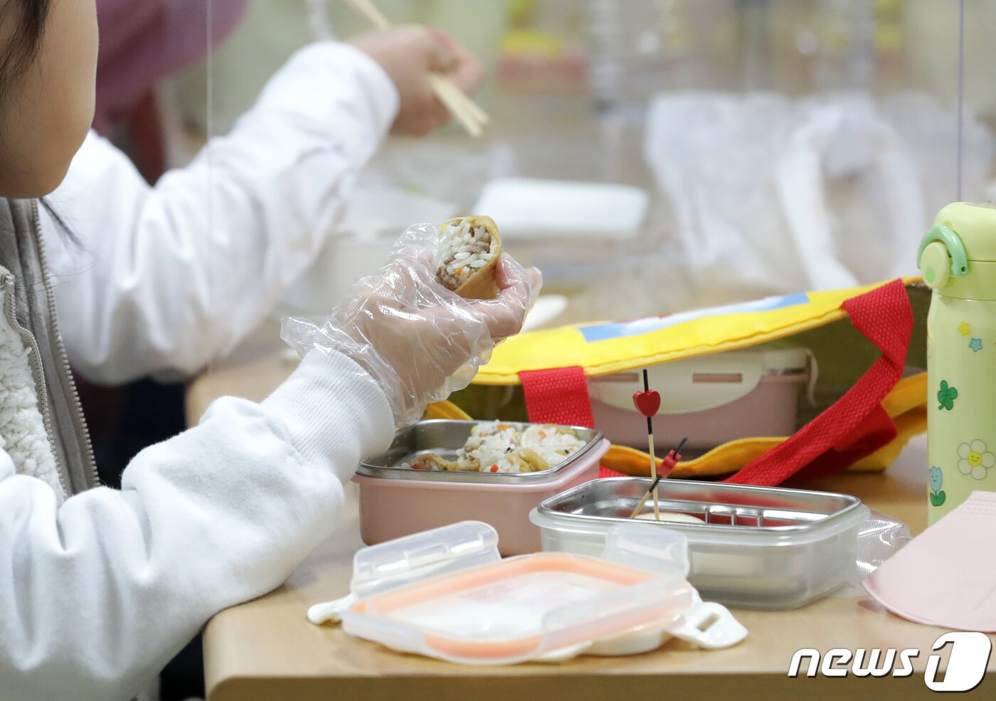 본문 이미지 - 전국학교비정규직연대회의가 총파업에 들어간 25일 울산 중구 태화초등학교 급식실에서 학생들이 점심으로 도시락을 먹고 있다. 2022.11.25/뉴스1 ⓒ News1 윤일지 기자