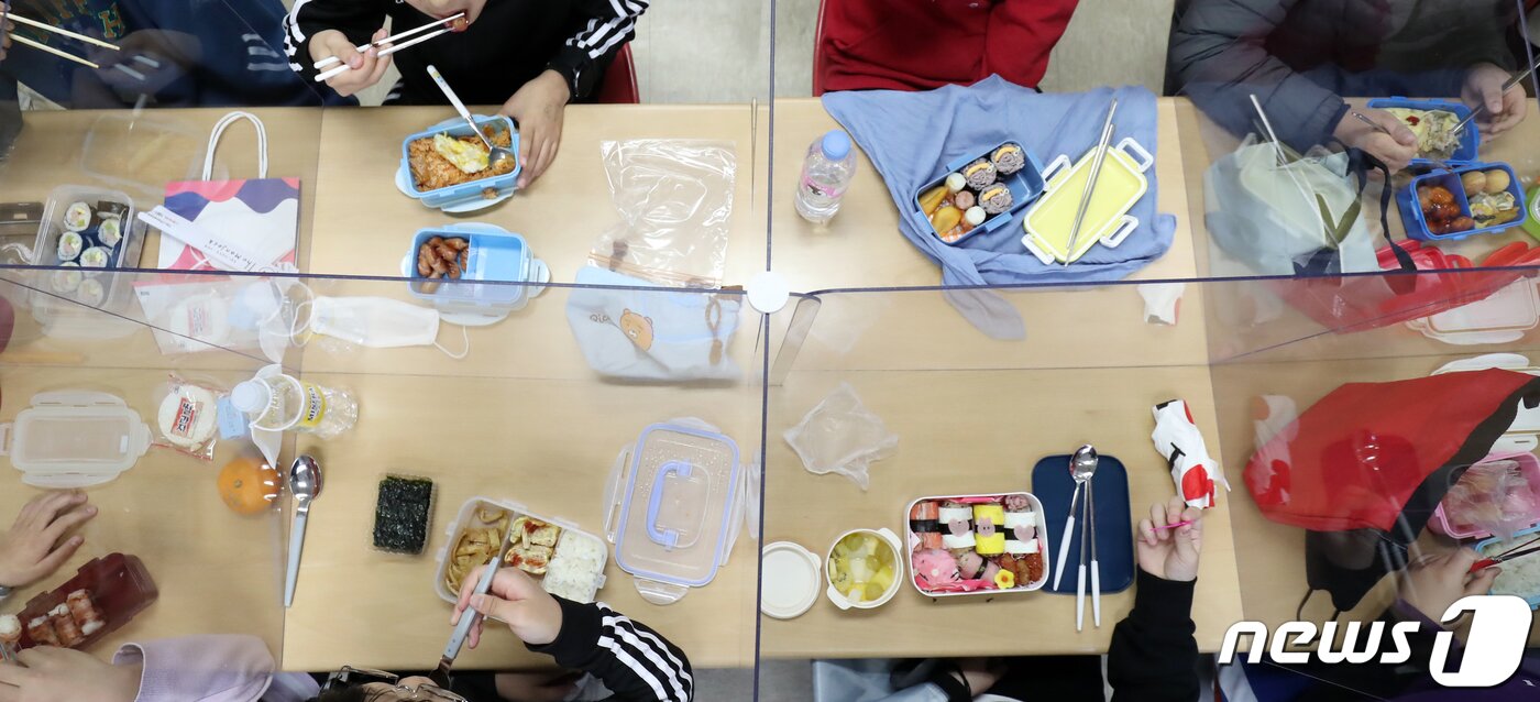 본문 이미지 - 전국학교비정규직연대회의가 총파업에 들어간 25일 울산 중구 태화초등학교 급식실에서 학생들이 점심으로 도시락을 먹고 있다. 2022.11.25/뉴스1 ⓒ News1 윤일지 기자