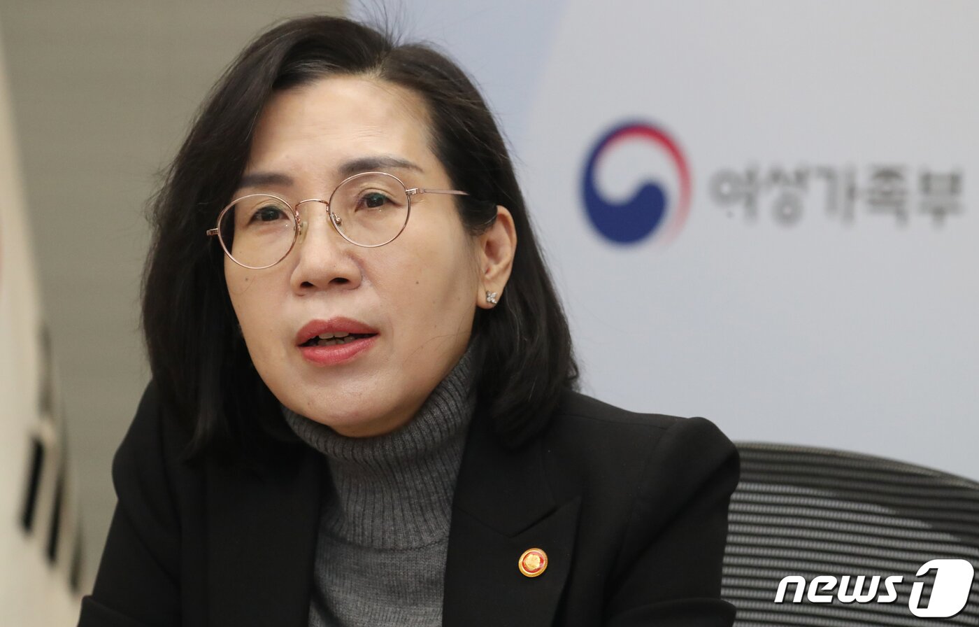본문 이미지 - 김현숙 여성가족부 장관이 25일 오전 서울 종로구 세종대로 정부서울청사에서 뉴스1과 인터뷰를 하고 있다. 2022.11.25/뉴스1 ⓒ News1 김명섭 기자