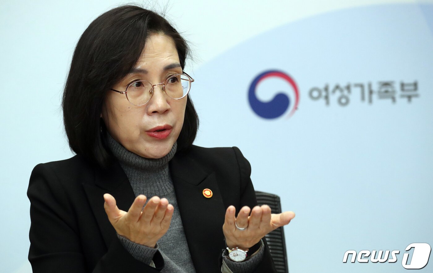 본문 이미지 - 김현숙 여성가족부 장관이 25일 오전 서울 종로구 세종대로 정부서울청사에서 뉴스1과 인터뷰를 하고 있다. 2022.11.25/뉴스1 ⓒ News1 김명섭 기자