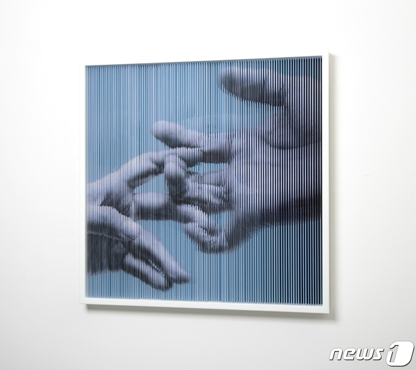 본문 이미지 - 홍성철, String_Mirror_hands’, 2022, 알루미늄, 각각 170X100X20cm, 162X114X17cm(FLOW 제공).