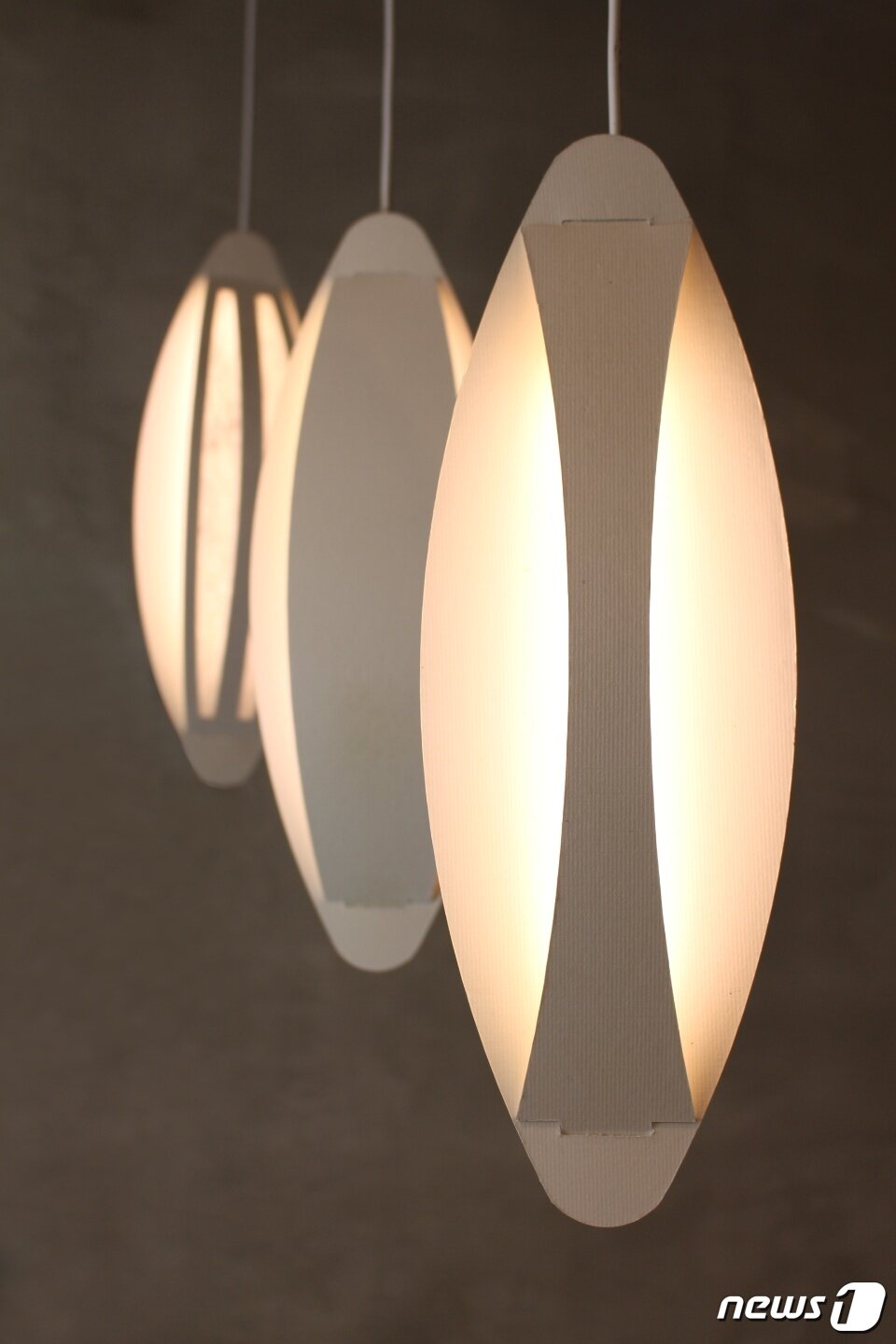 본문 이미지 - 강웅기, '낯설게 보기_22p' 시리즈, 2022, 스테인리스스틸, 켄트지, 한지, led, 350X120X55 mm(각)(FLOW 제공)