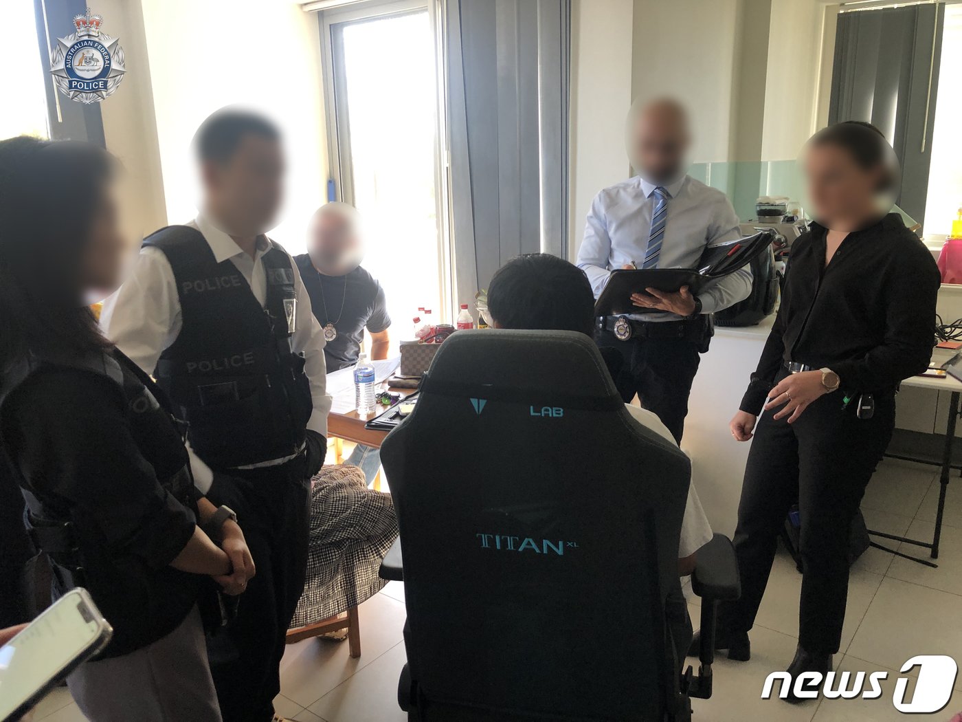 본문 이미지 - 서울경찰청 관계자와 호주 경찰이 23일(현지시간) 호주 시드니 교외에 있는 미성년자 등 여성 성착취물을 제작·유포한 텔레그램 '제2n번방'의 주범 엘의 주거지에서 체포하고 있다. 제2n번방 사건은 지난 2020년 사회적으로 공분을 부른 'n번방 사건'과 유사한 미성년자 성착취 사건으로 이들 용의자는 미성년자인 피해자들에게 메신저 텔레그램으로 접근해 성착취물을 제작해 유포한 것으로 알려졌다. (서울경찰청 제공) 2022.11.25/뉴스1