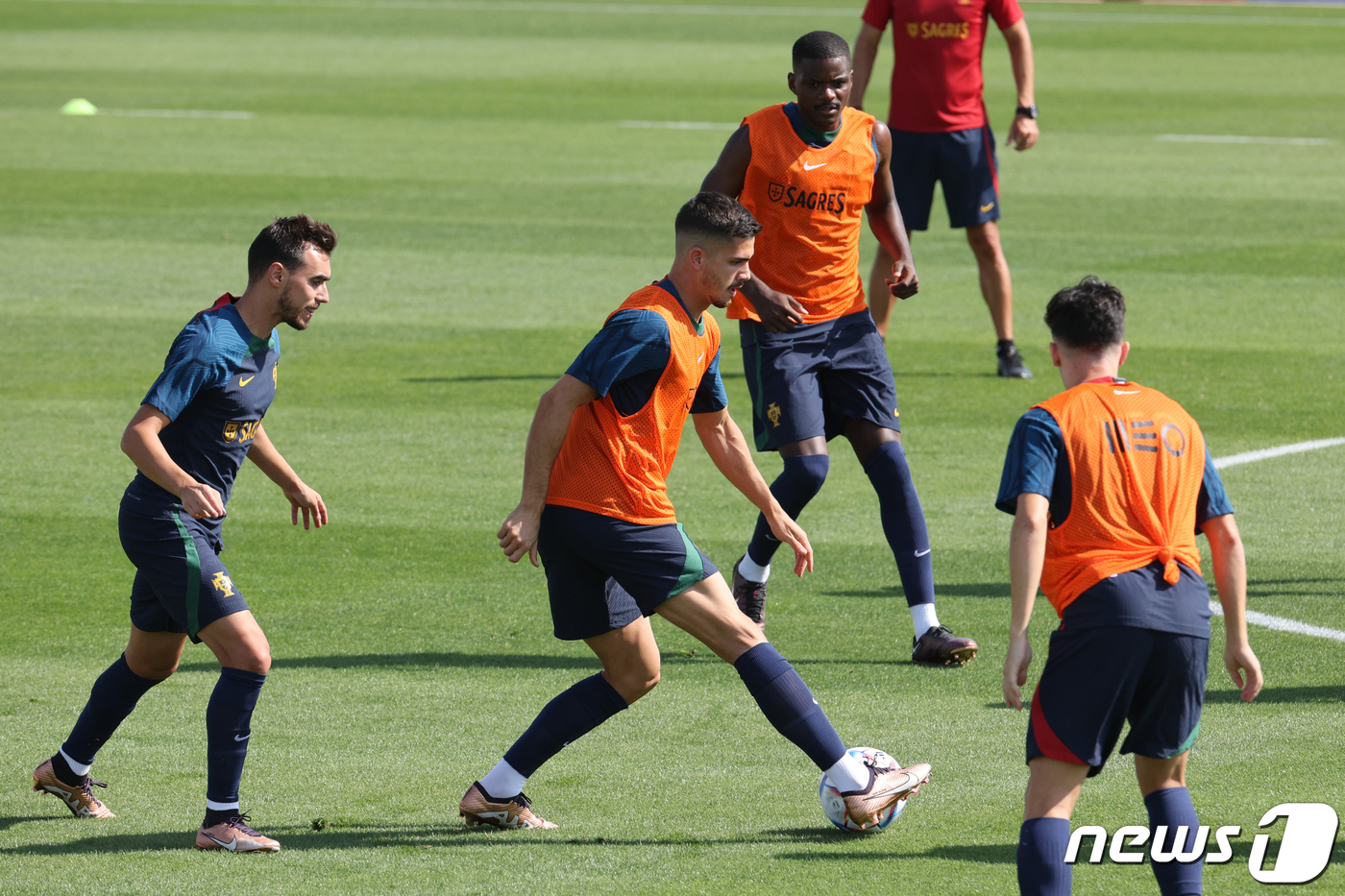 (알샤하니야(카타르)=뉴스1) 이광호 기자 = 안드레 실바를 비롯한 포르투갈 축구대표팀 선수들이 25일 오전(현지시간) 카타르 알샤하니야 스포츠클럽에 마련된 훈련장에서 훈련을 하고 …