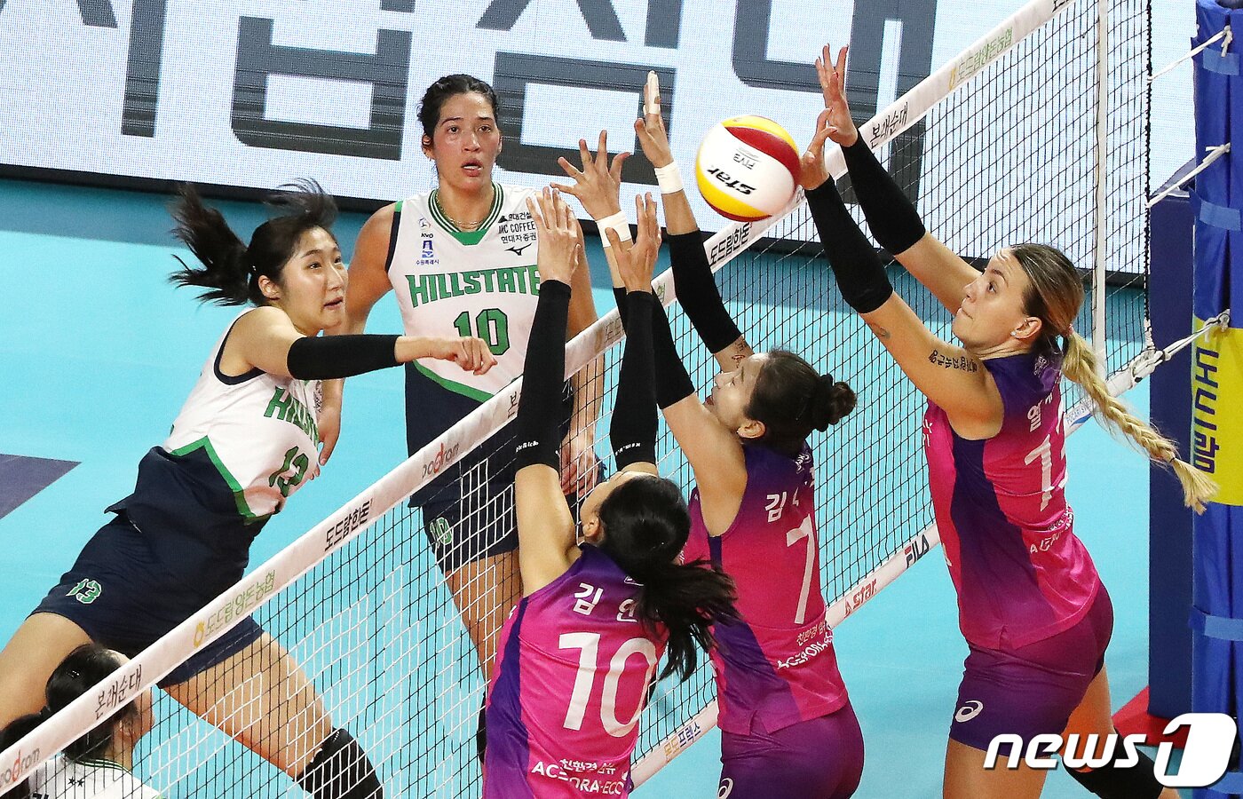 본문 이미지 - 올 시즌 현대건설과 흥국생명의 경기 장면. /뉴스1 ⓒ News1 임세영 기자