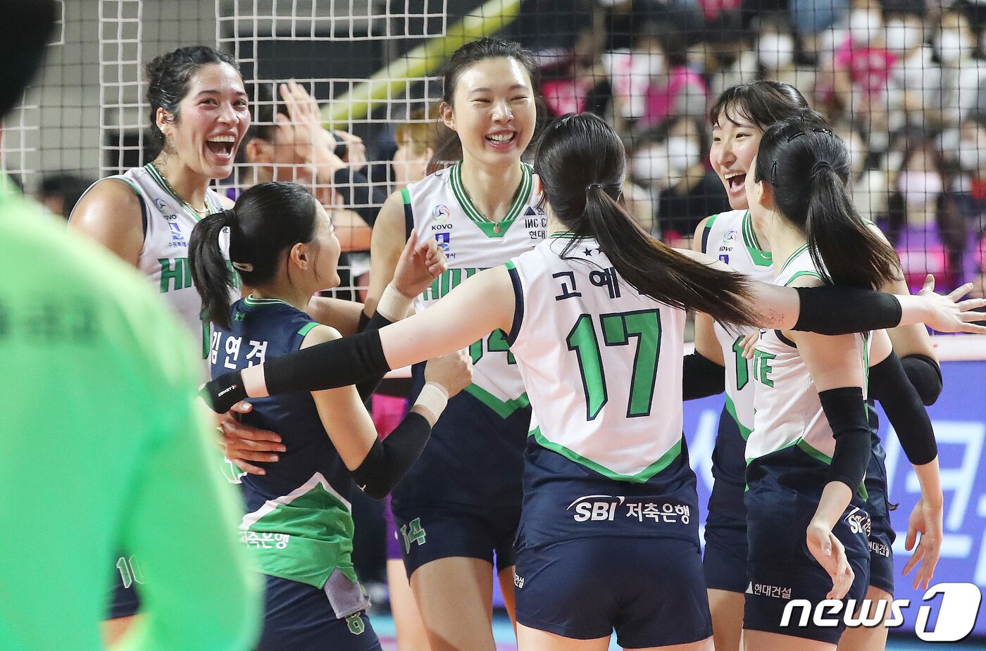 야스민 32점' 현대건설, 흥국생명에 셧아웃 승…개막 9연승 질주 야스민 32점' 현대건설, 흥국생명에 셧아웃 승…개막 9연승 질주
