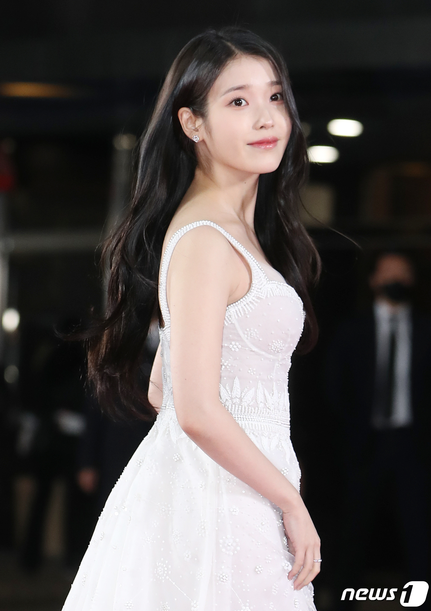 (서울=뉴스1) 권현진 기자 = 가수 겸 배우 이지은(활동명 아이유)이  25일 서울 영등포구 KBS홀에서 열린 ‘제43 청룡영화상’ 시상식에서 레드카펫을 밟고 있다. 2022.1 …