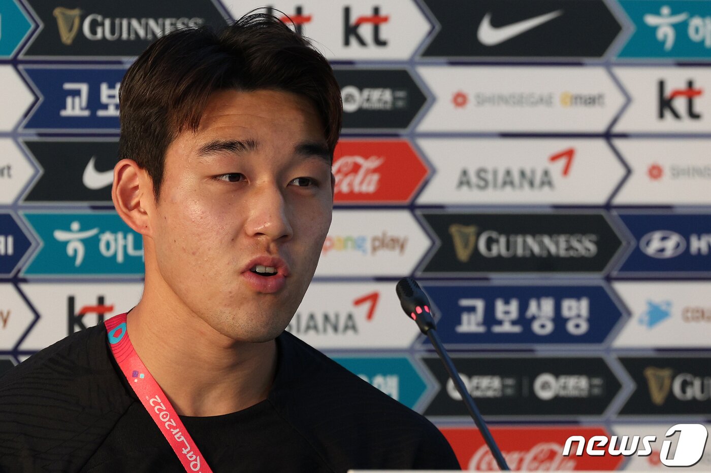 본문 이미지 - 파울루 벤투 감독이 이끄는 대한민국 축구대표팀의 송민규가 25일 오후(현지시간) 카타르 도하 알에글라 트레이닝센터에서 진행될 예정인 훈련에 앞서 기자회견을 하고 있다. 2022.11.25/뉴스1 ⓒ News1 이동해 기자