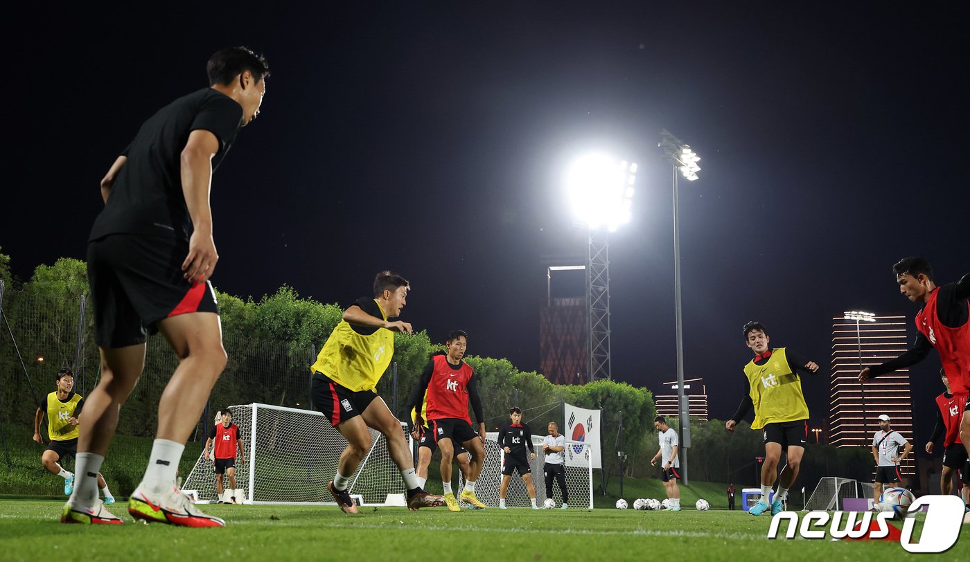 파울루 벤투 감독이 이끄는 대한민국 축구대표팀 선수들이 25일 오후&#40;현지시간&#41; 카타르 도하 알에글라 트레이닝센터에서 훈련을 하고 있다. 2022.11.25/뉴스1 ⓒ News1 이동해 기자