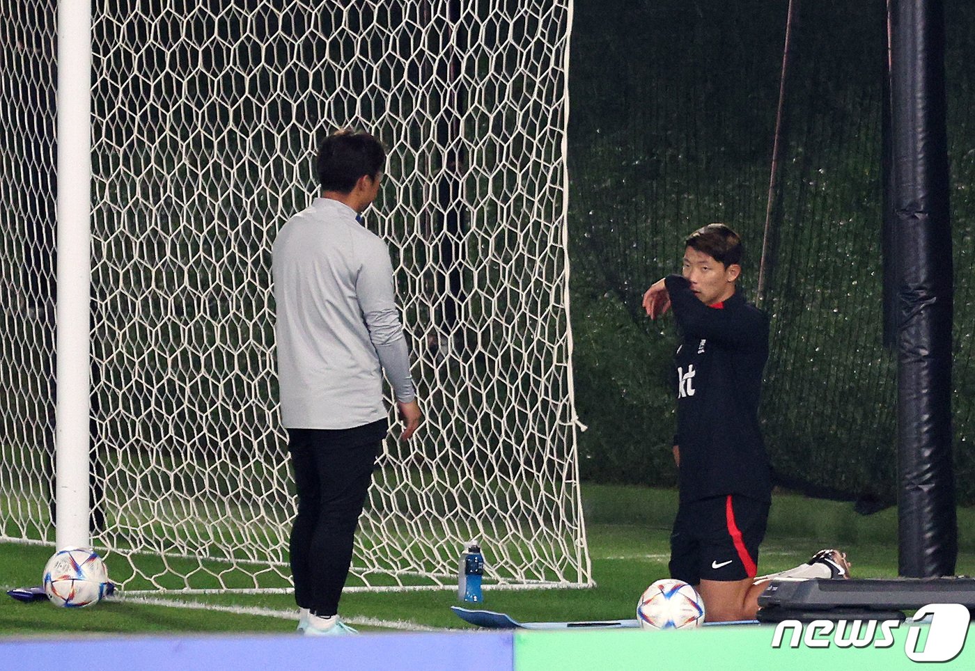 본문 이미지 - 황희찬이 25일 오후&#40;현지시간&#41; 카타르 도하 알에글라 트레이닝센터에서 개인훈련을 하고 있다. 2022.11.25/뉴스1 ⓒ News1 이동해 기자