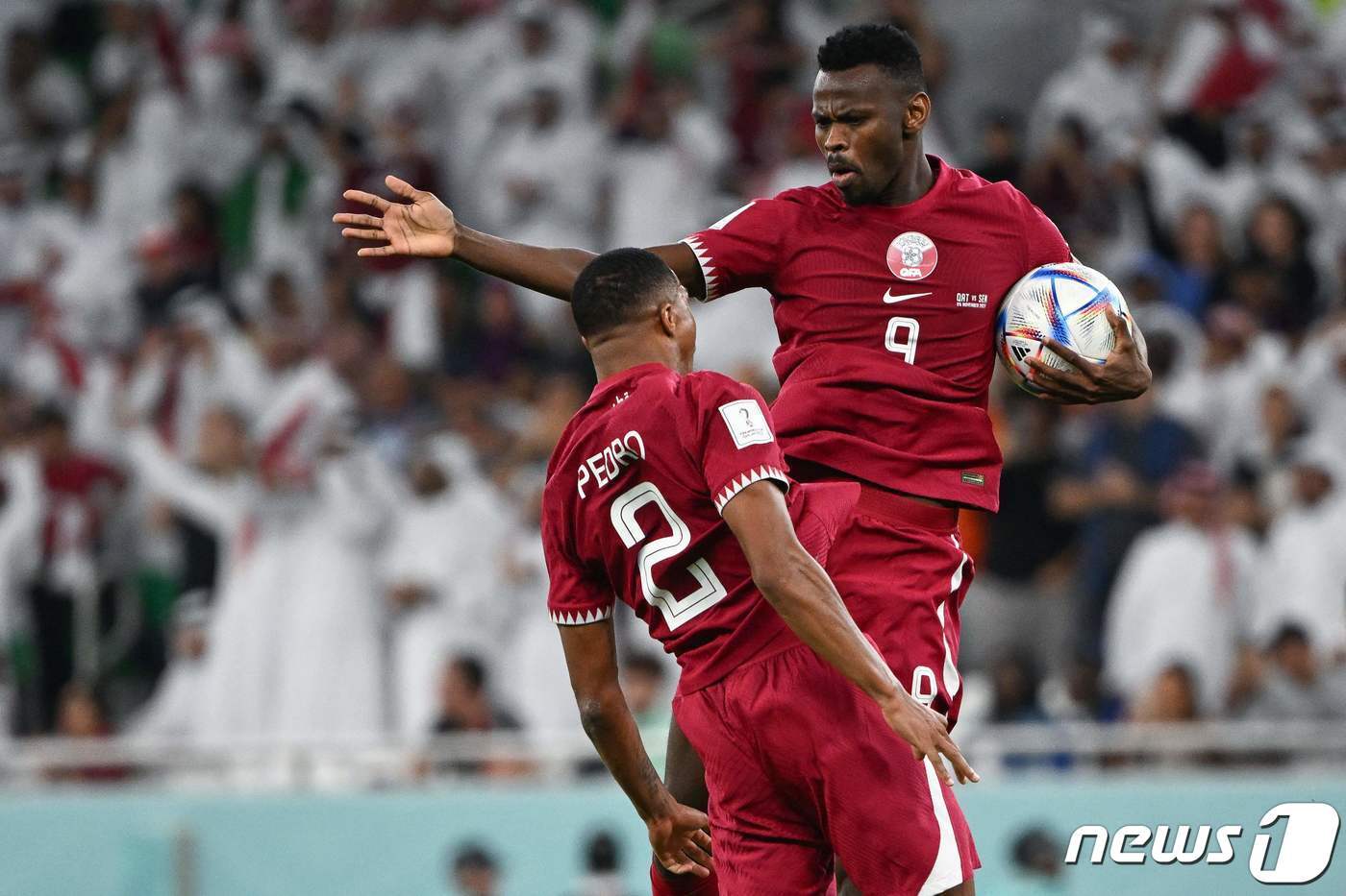 본문 이미지 - 카타르의 월드컵 1호 골의 주인공이 된 모하메드 문타리. ⓒ AFP=뉴스1