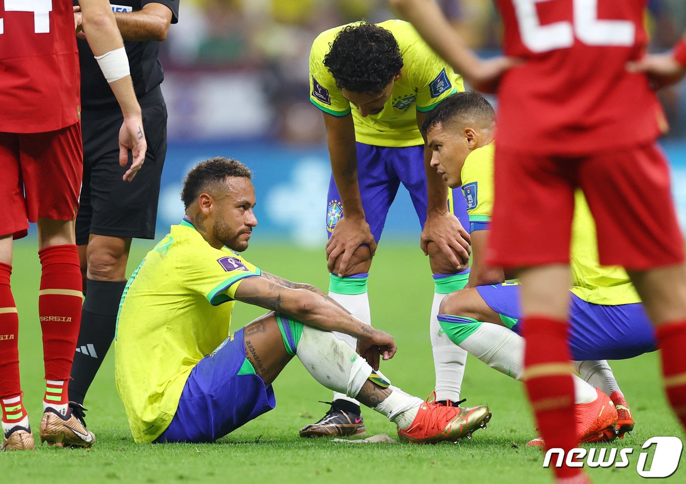 본문 이미지 - &#39;2022 카타르 월드컵&#39; 브라질 국가대표팀 공격수 네이마르가 25일&#40;현지시간&#41; 루사일 경기장에서 세르비아와의 G조 조별리그 1차전에서 부상 후 쓰러져 있다. 2022. 11. 25. ⓒ 로이터=뉴스1 ⓒ News1 최서윤 기자
