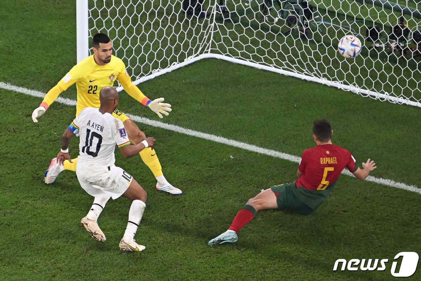 본문 이미지 - 가나 주장 안드레 아예우 ⓒ AFP=뉴스1