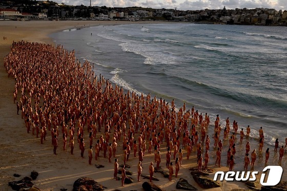 호주 시드니 본다이 비치에서 열린 피부암 정기 검진 촉진 행사에 참여한 2500명의 참가자들. © AFP=뉴스1