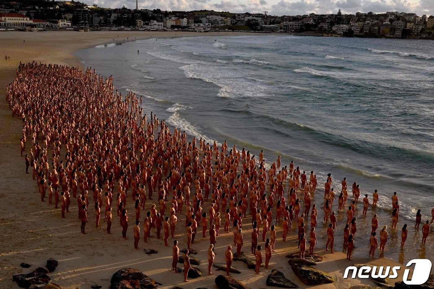 본문 이미지 - 호주 시드니 본다이 비치에서 열린 피부암 정기 검진 촉진 행사에 참여한 2500명의 참가자들. ⓒ AFP=뉴스1