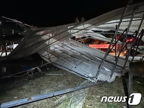 강풍으로 인해 무너진 대형 천막.&#40;강원도소방본부 제공&#41;/뉴스1