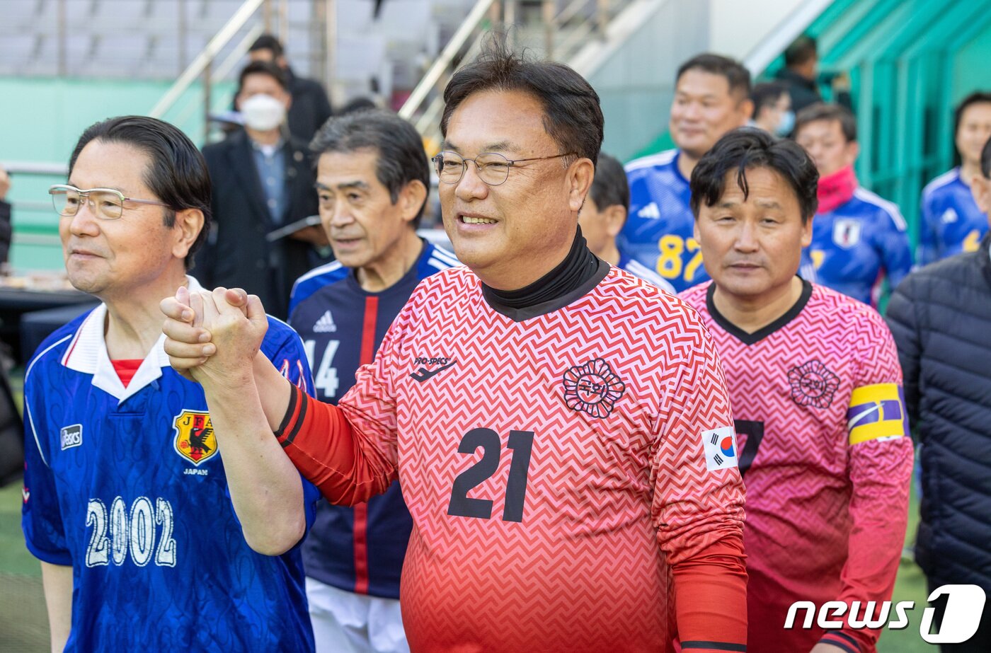 본문 이미지 - 정진석 국회의원축구연맹 회장과 에토 세이시로 일본 의원이 지난해 11월 26일 오후 서울 마포구 서울월드컵경기장에서 열린 제12회 한일 국회의원 축구대회에 출전해 손을 잡고 입장하고 있다. 2022.11.26/뉴스1 ⓒ News1 이재명 기자