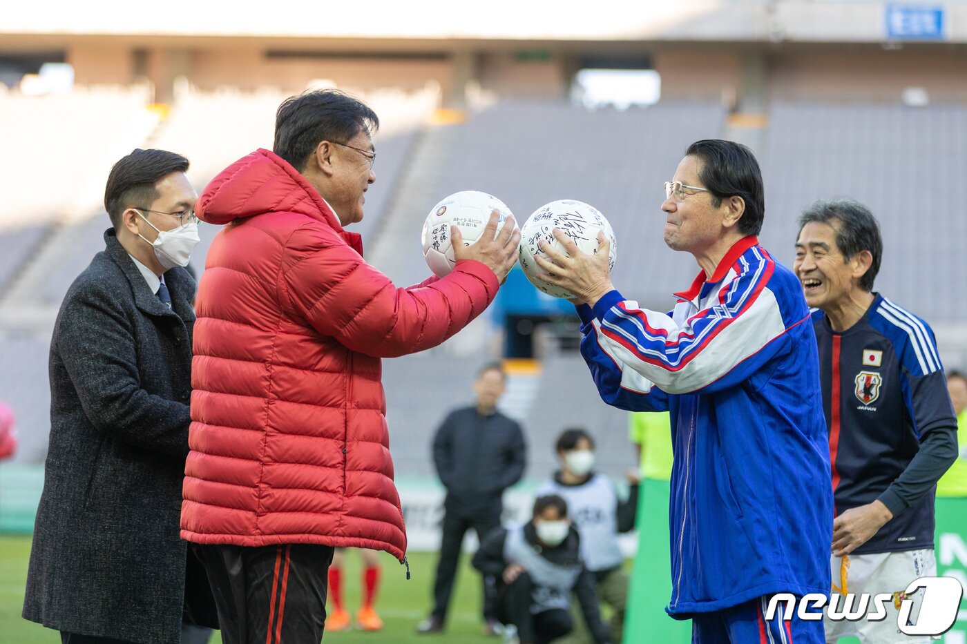 본문 이미지 - 정진석 국회의원축구연맹 회장과 에토 세이시로 일본 의원이 지난해 11월26일 오후 서울 마포구 서울월드컵경기장에서 열린 제12회 한일 국회의원 축구대회에서 기념품을 주고 받고 있다. 2022.11.26/뉴스1 ⓒ News1 이재명 기자