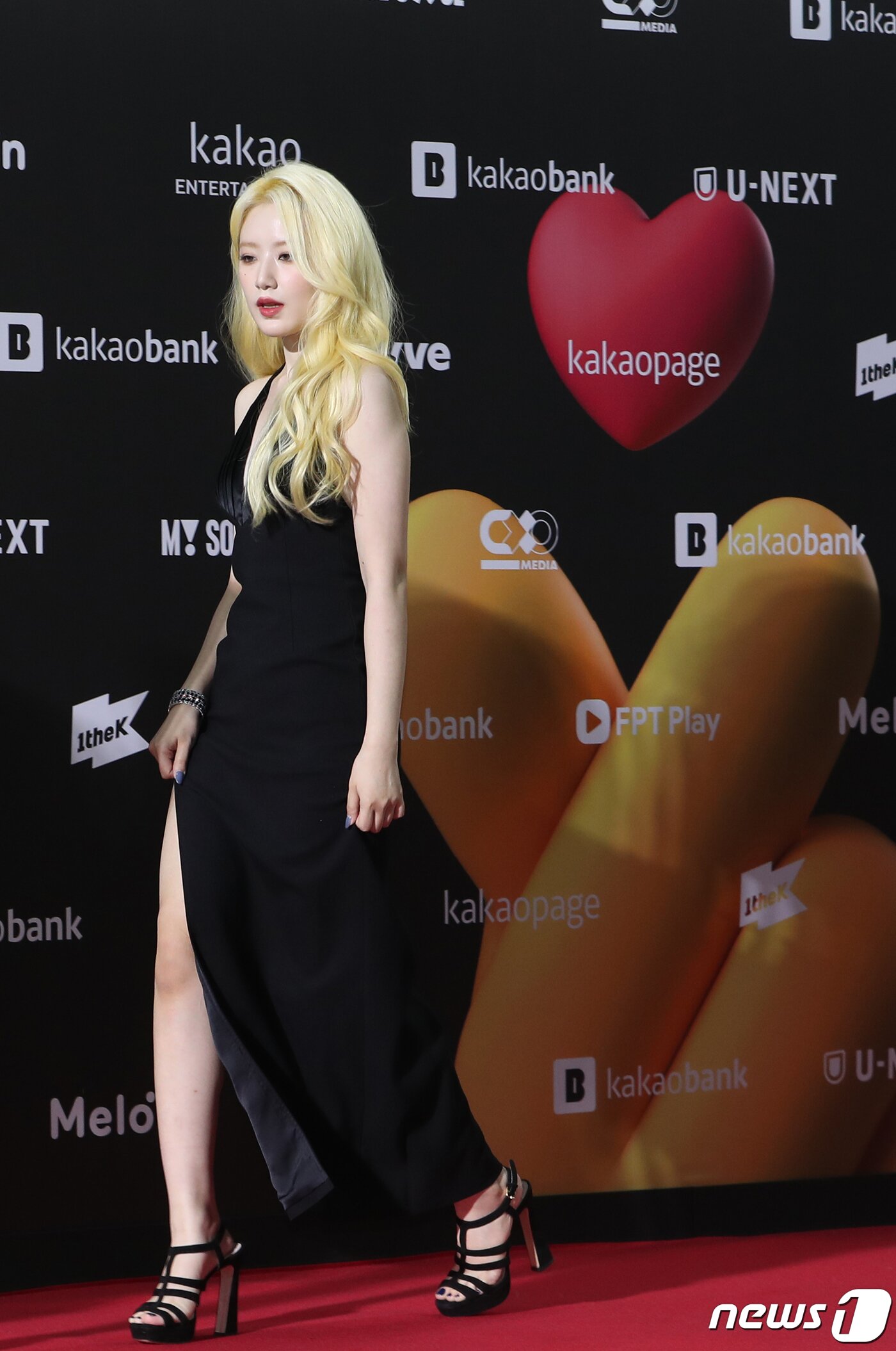 본문 이미지 - (여자)아이들 슈화가 26일 서울 구로구 고척스카이돔에 열린 '2022 멜론뮤직어워즈(MMA2022)' 레드카펫을 밟고 있다. ⓒ News1 권현진 기자