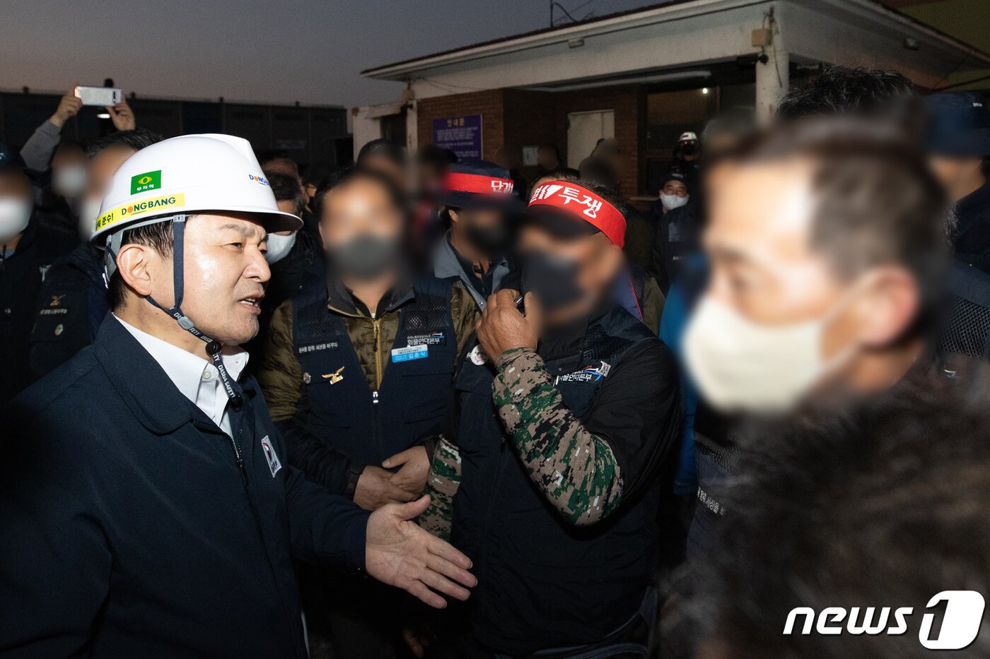 본문 이미지 - 원희룡 국토교통부 장관이 26일 오후 경북 포항 철강산업단지 내 철강재 운송업체를 방문해 인근에 집결한 화물연대 조합원들과 대화를 나누고 있다.(국토교통부 제공) 2022.11.26/뉴스1 ⓒ News1 민경석 기자