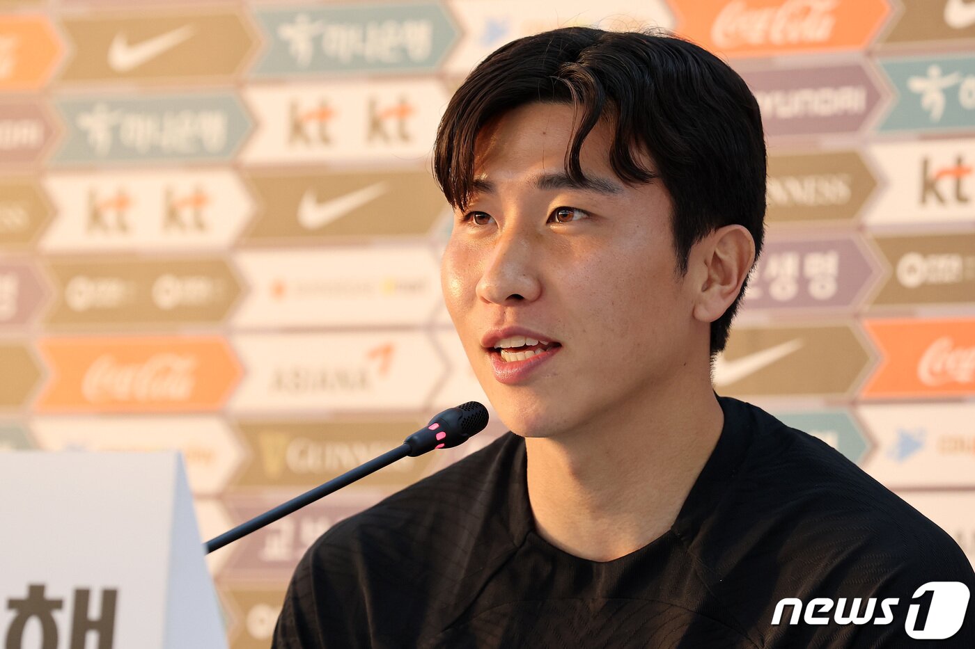 본문 이미지 - 파울루 벤투 감독이 이끄는 대한민국 축구대표팀의 윤종규가 26일 오후(현지시간) 카타르 도하 알에글라 트레이닝센터에서 진행될 예정인 훈련에 앞서 기자회견을 하고 있다. 2022.11.26/뉴스1 ⓒ News1 이동해 기자