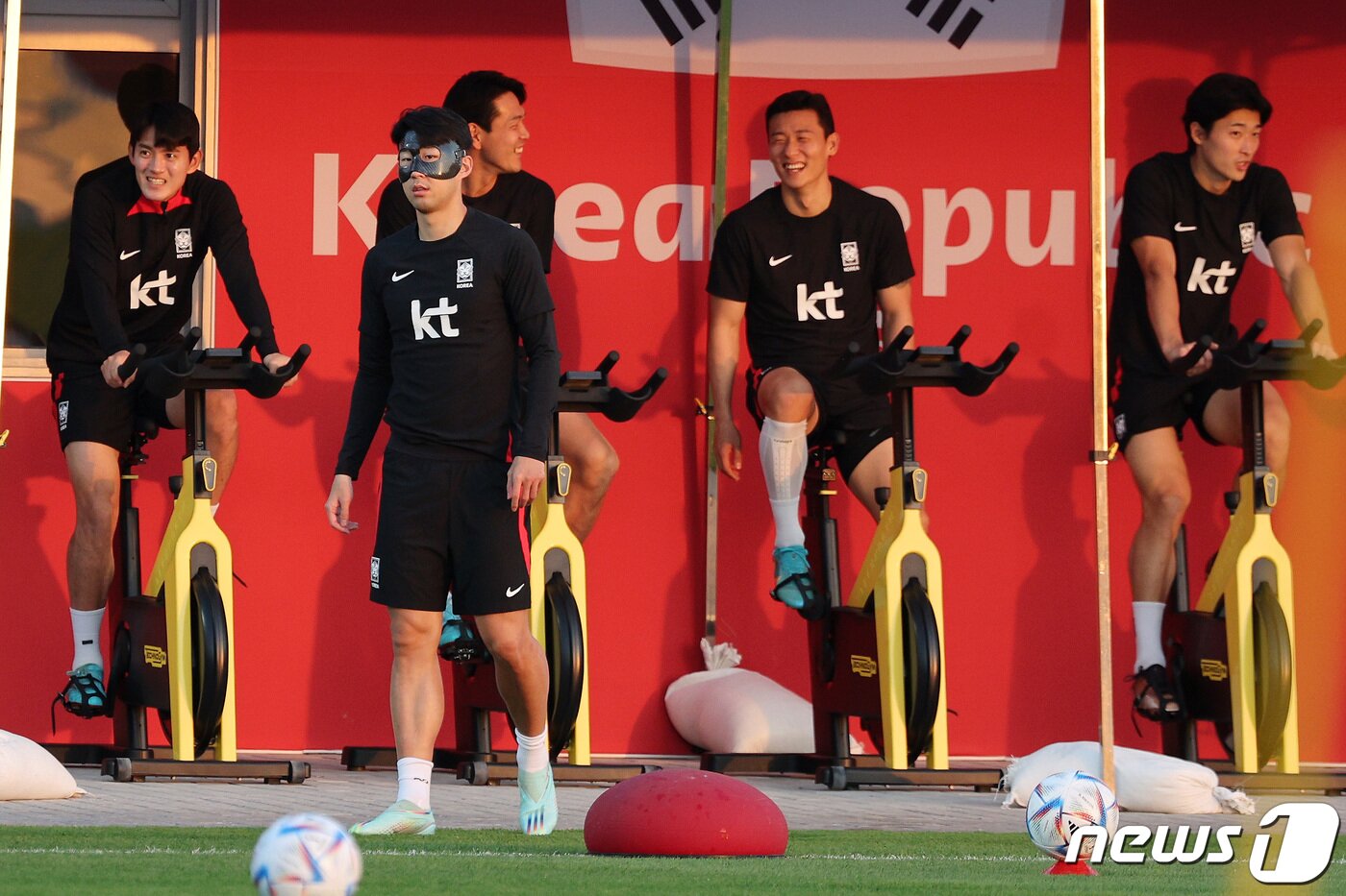 본문 이미지 - 파울루 벤투 감독이 이끄는 대한민국 축구대표팀의 손흥민 등이 26일 오후(현지시간) 카타르 도하 알에글라 트레이닝센터에서 훈련을 하고 있다. 2022.11.26/뉴스1 ⓒ News1 이동해 기자