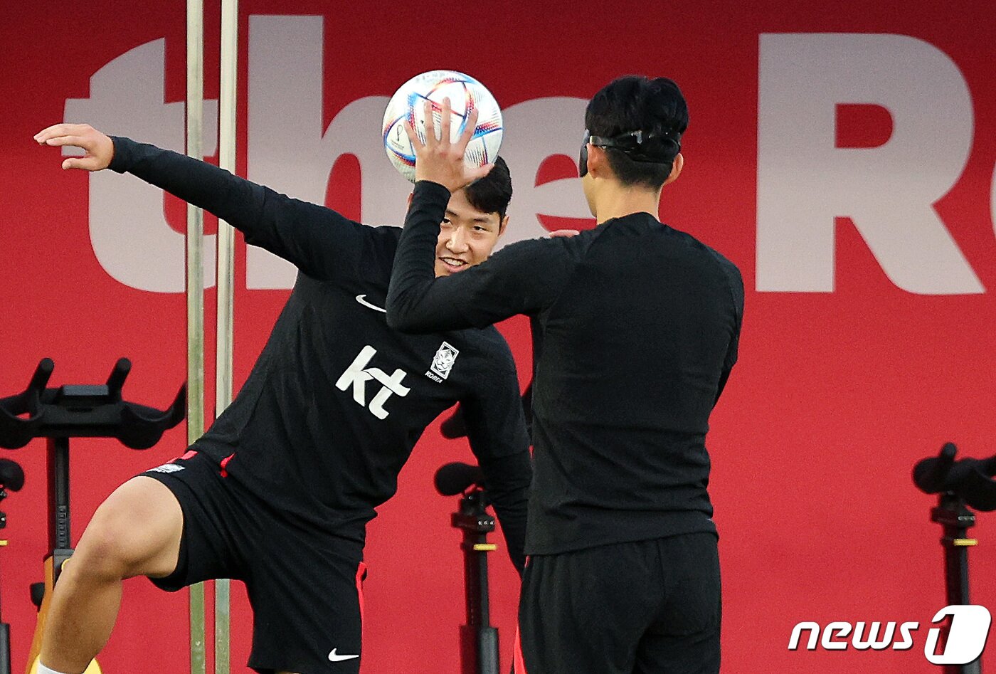 본문 이미지 - 대한민국 축구대표팀 손흥민과 이강인이 26일 오후(현지시간) 카타르 도하 알에글라 트레이닝센터에서 훈련을 하고 있다. 2022.11.26/뉴스1 ⓒ News1 이동해 기자