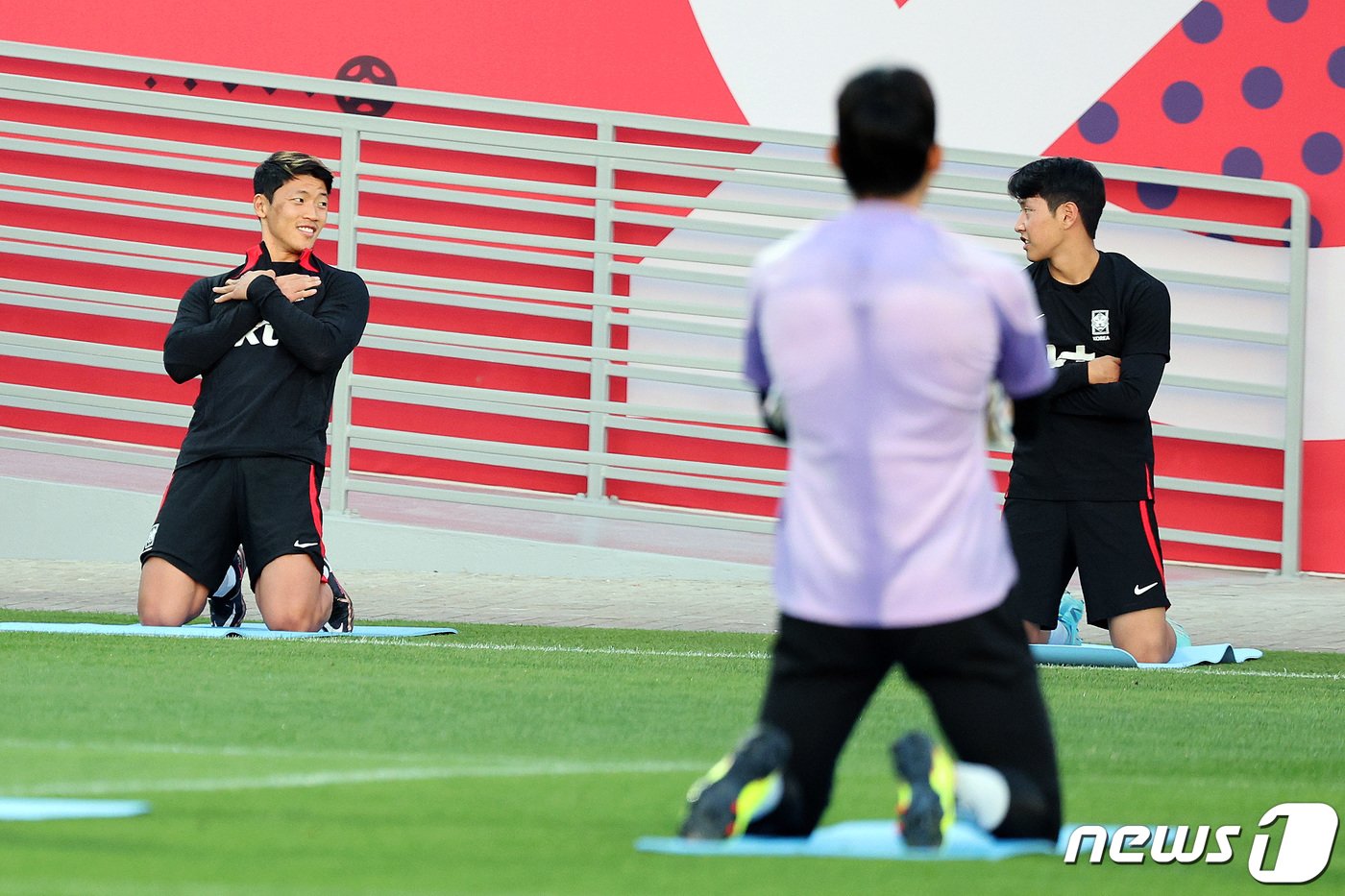 파울루 벤투 감독이 이끄는 대한민국 축구대표팀의 황희찬과 이강인이 26일 오후&#40;현지시간&#41; 카타르 도하 알에글라 트레이닝센터에서 훈련을 하고 있다. 2022.11.26/뉴스1 ⓒ News1 이동해 기자