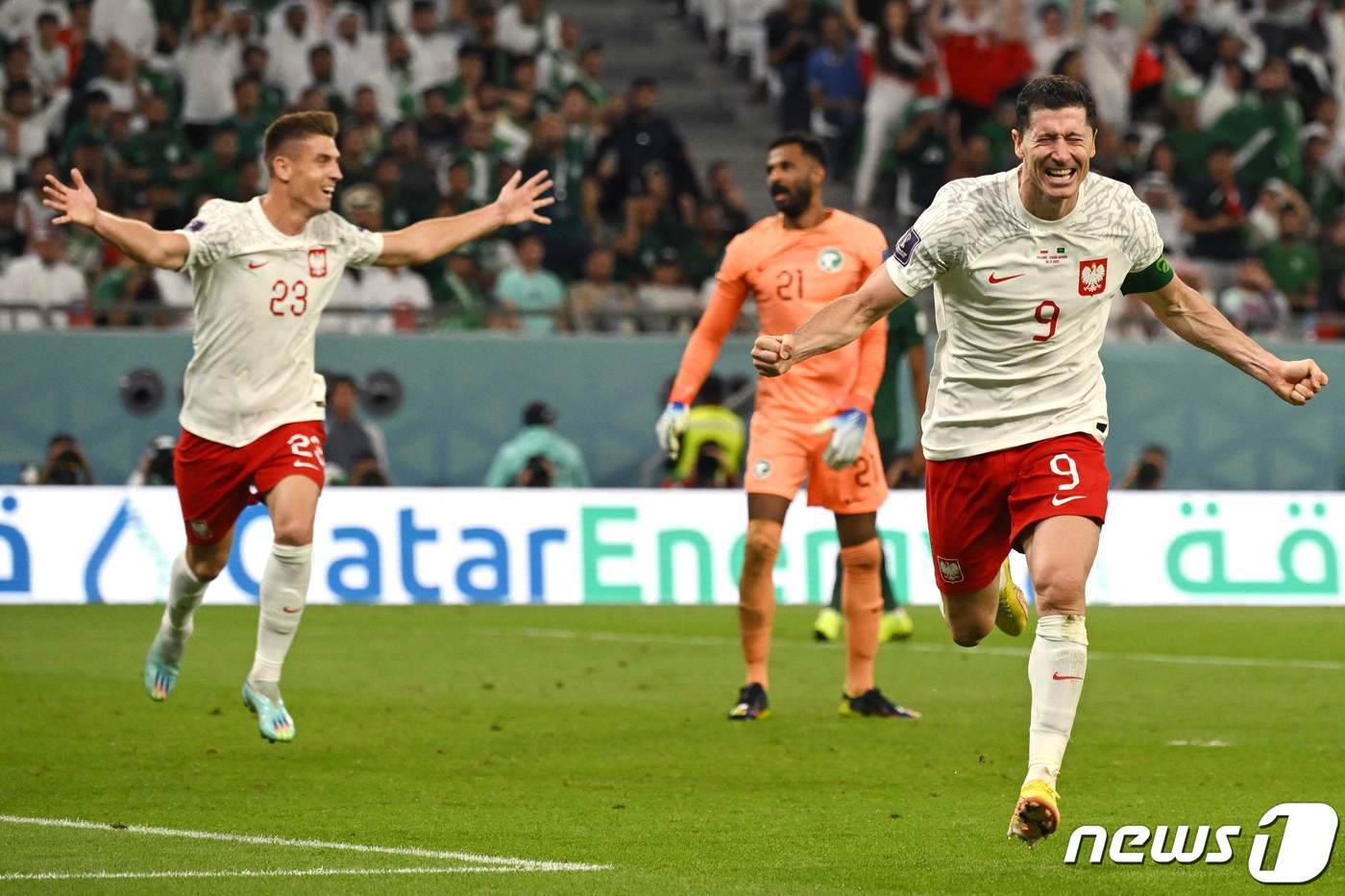 본문 이미지 - 득점에 성공한 레반도프스키 ⓒ AFP=뉴스1