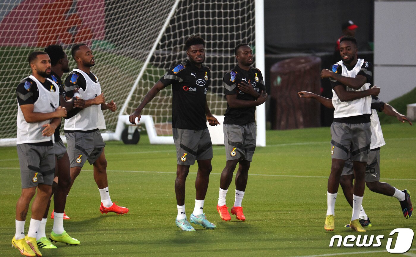 본문 이미지 - 토마스 파티를 비롯한 가나 축구대표팀 선수들이 26일 오후(현지시간) 카타르 아스파이어 존 훈련장에서 훈련하고 있다. 2022.11.27/뉴스1 ⓒ News1 이광호 기자