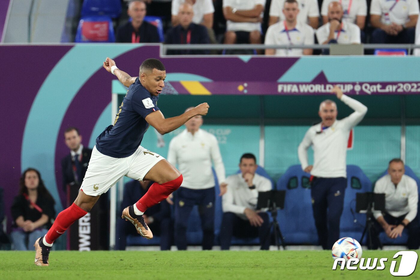본문 이미지 - 26일 오후(현지시간) 카타르 도하 스타디움974에서 열린 2022카타르 월드컵 조별리그 D조 2차전 프랑스와 덴마크의 경기에서 프랑스 킬리안 음바페가 돌파를 시도하고 있다. 2022.11.27/뉴스1 ⓒ News1 이광호 기자