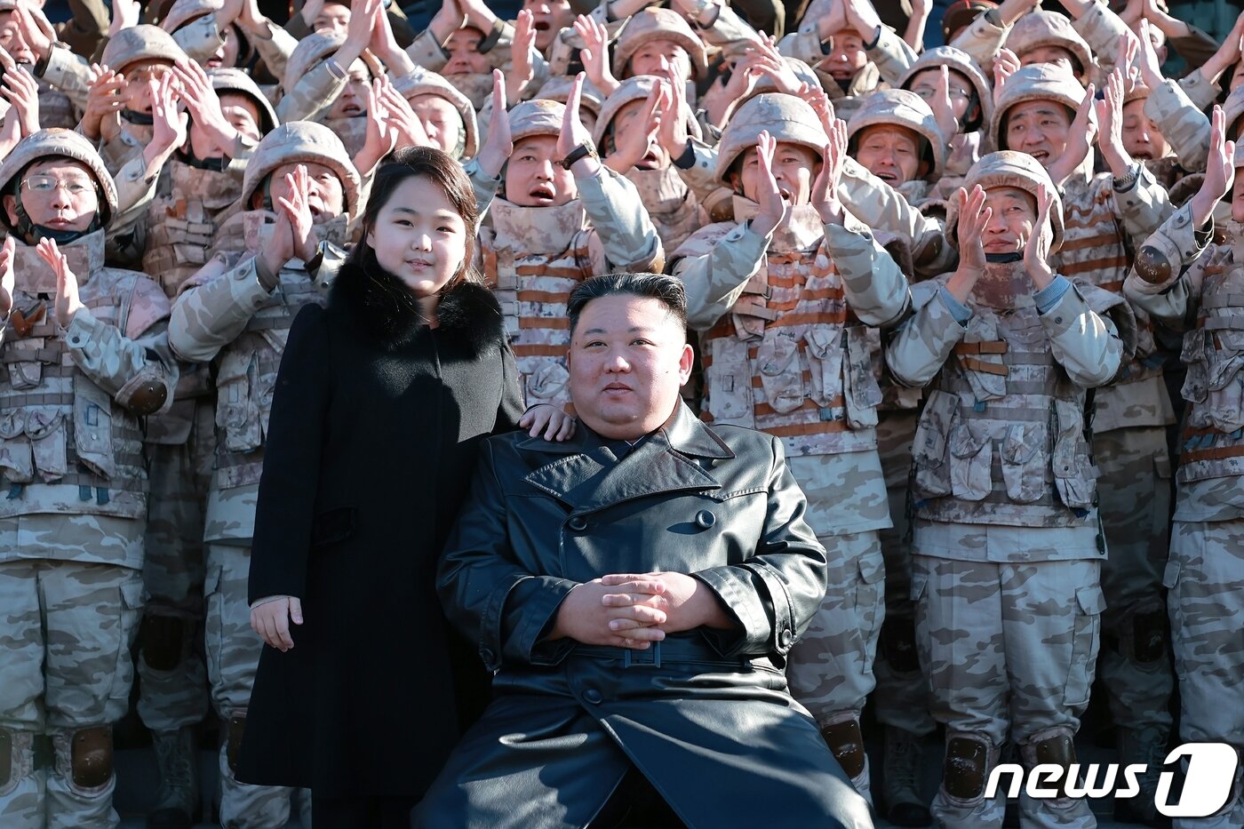 본문 이미지 - (평양 노동신문=뉴스1) = 김정은 북한 노동당 총비서가 신형 대륙간탄도미사일(ICBM) '화성-17형' 시험발사 성공에 기여한 공로자들과 기념사진을 찍었다고 지난 27일 당 기관지 노동신문이 보도했다. 사진 촬영 현장엔 '화성-17형' 발사현장에 동행한 김 총비서 둘째딸도 함께했다. [국내에서만 사용가능. 재배포 금지. DB 금지. For Use Only in the Republic of Korea. Redistribution Prohibited] rodongphoto@news1.kr