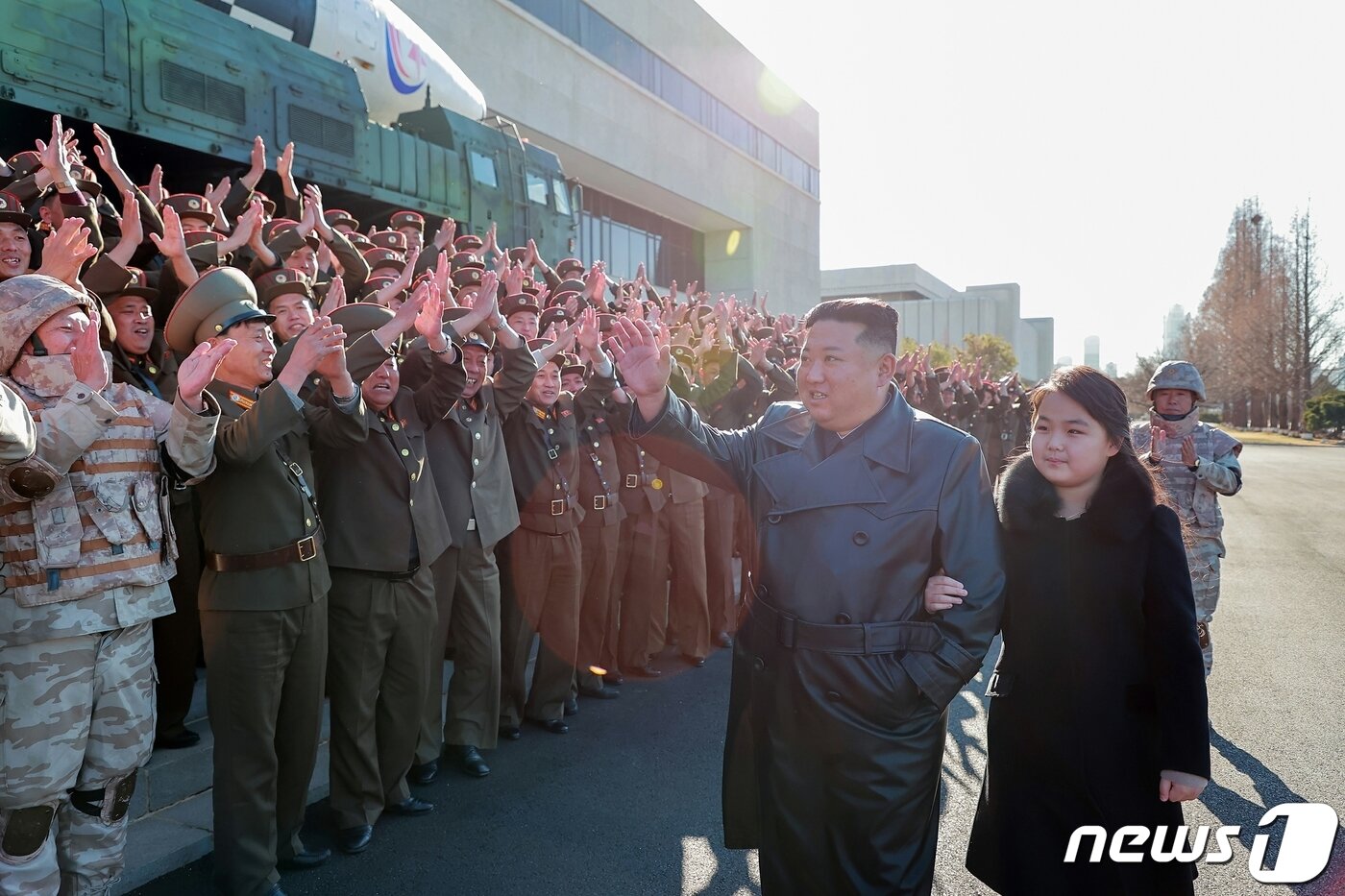 본문 이미지 - &#40;평양 노동신문=뉴스1&#41; =  2022년 12월 김정은 북한 노동당 총비서와 주애. [국내에서만 사용가능. 재배포 금지. DB 금지. For Use Only in the Republic of Korea. Redistribution Prohibited] rodongphoto@news1.kr