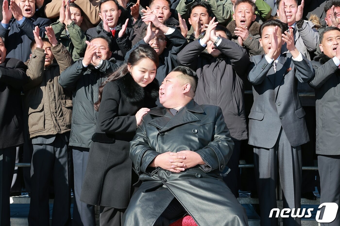 본문 이미지 - (평양 노동신문=뉴스1) = 김정은 북한 노동당 총비서가 신형 대륙간탄도미사일(ICBM) '화성-17형' 시험발사 성공에 기여한 공로자들과 기념사진을 찍었다고 27일 당 기관지 노동신문이 보도했다. 사진 촬영현장엔 '화성-17형' 발사현장에 동행한 김 총비서 둘째딸도 함께했다. [국내에서만 사용가능. 재배포 금지. DB 금지. For Use Only in the Republic of Korea. Redistribution Prohibited] rodongphoto@news1.kr