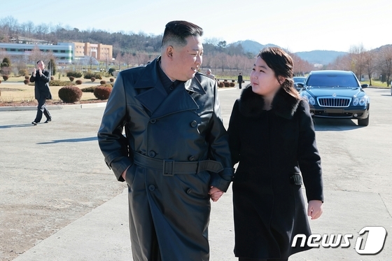 딸과 나란히… 北 ICBM 성공 기념 행사에 등장한 김정은