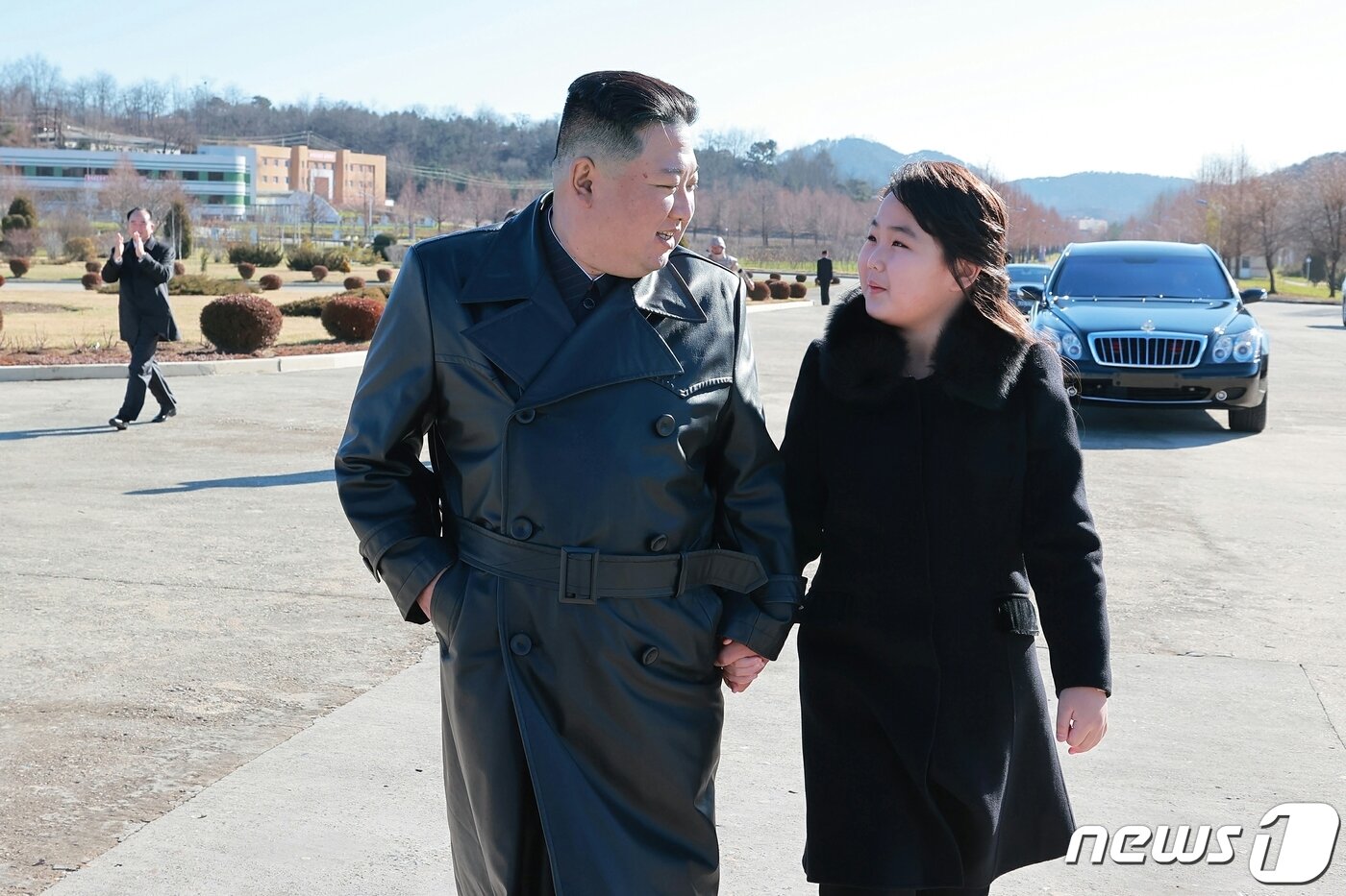 본문 이미지 - (평양 노동신문=뉴스1) = 김정은 북한 노동당 총비서(왼쪽)가 신형 대륙간탄도미사일(ICBM) '화성-17형' 시험발사 성공에 기여한 공로자들과의 기념사진 촬영 현장에 둘째딸과 동행했다. [국내에서만 사용가능. 재배포 금지. DB 금지. For Use Only in the Republic of Korea. Redistribution Prohibited] rodongphoto@news1.kr