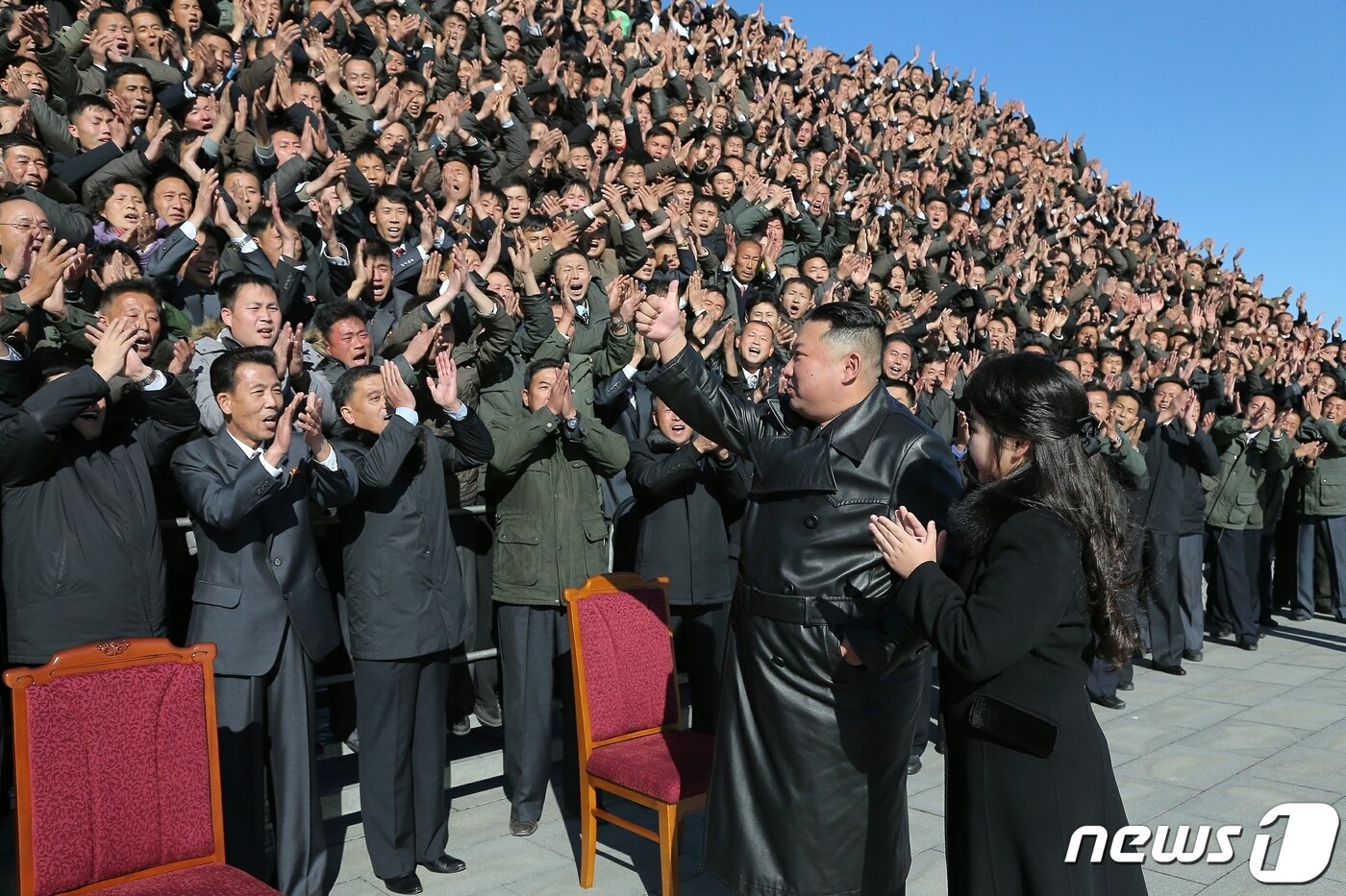 본문 이미지 - (평양 노동신문=뉴스1) = 지난해 11월 신형 대륙간탄도미사일(ICBM) '화성-17형' 시험발사 성공 기념사진 촬영 현장에 동행한 김주애. [국내에서만 사용가능. 재배포 금지. DB 금지. For Use Only in the Republic of Korea. Redistribution Prohibited] rodongphoto@news1.kr