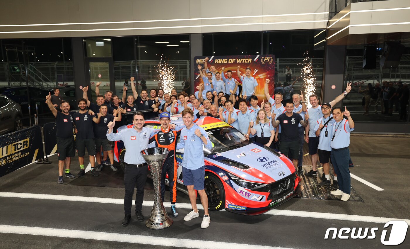 본문 이미지 - 현대자동차의 서킷 경주차 '엘란트라 N TCR'(국내명 아반떼 N TCR)이 지난해 11월 26일부터 27일(현지시간)까지 사우디아라비아 제다 코니쉬 서킷에서 열린 2022 WTCR(World Touring Car Cup) 최종전에서 올해 드라이버와 팀 부문 동반 우승을 확정 짓고 기념 촬영을 하고 있다.(현대자동차그룹 제공) 2022.11.27/뉴스1